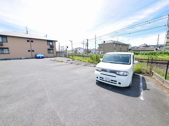 岡田モータープールの外観