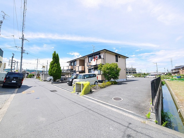 岡田モータープールの外観
