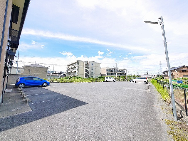 岡田モータープールの外観