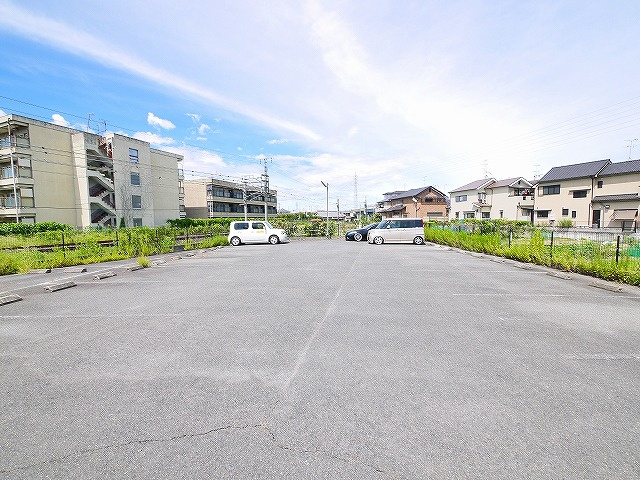 岡田モータープールの外観