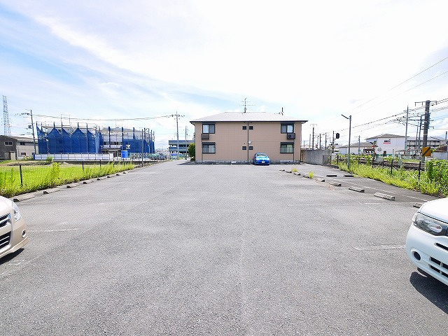 岡田モータープールの外観