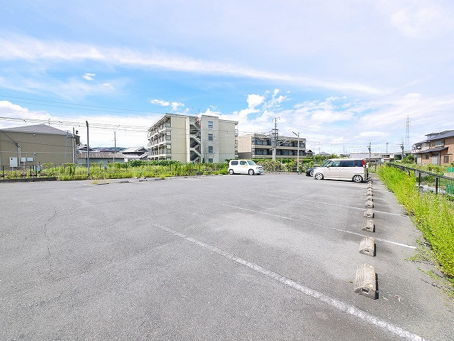 岡田モータープールの外観