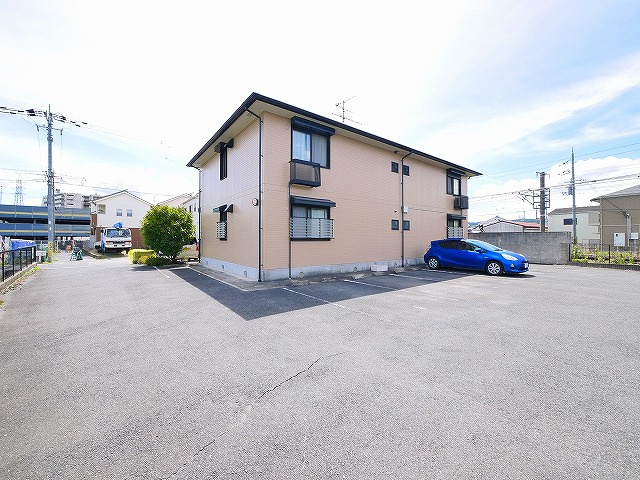 岡田モータープールの外観