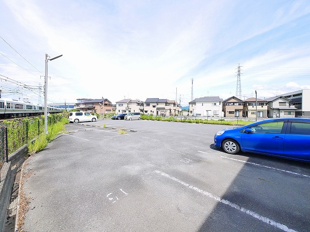 岡田モータープールの外観