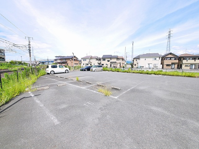 岡田モータープールの外観