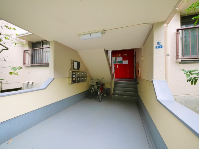 奈良三条町住宅1号棟のエントランス|毎日通る共有スペースはこのようになっています