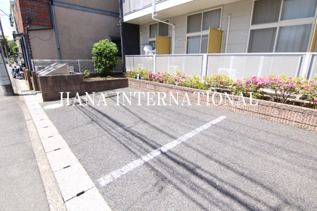 ニューオンリーⅠの駐車場