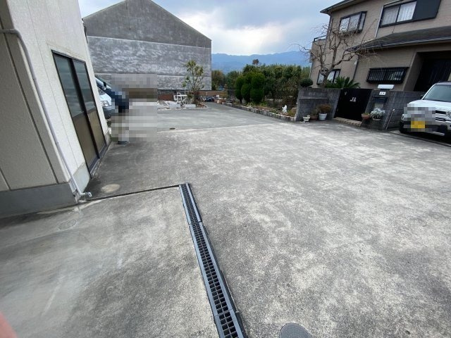 白木アパートの駐車場