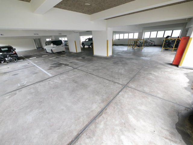 白鷹真野マンションの駐車場
