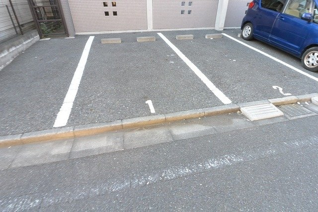 アムール百草園の駐車場