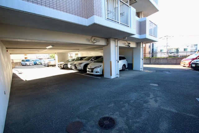グリーンマンション七隈の駐車場