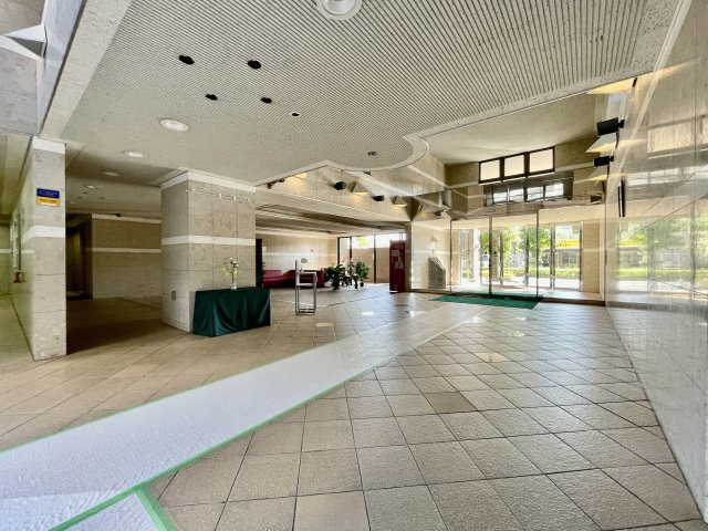 エバーライフ東平尾公園C棟のエントランス