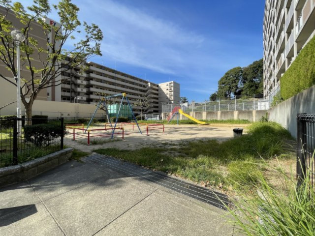 エバーライフ東平尾公園C棟の周辺|マンションのすぐ横は公園なので小さなお子様がいるご家庭には嬉しいポイントです