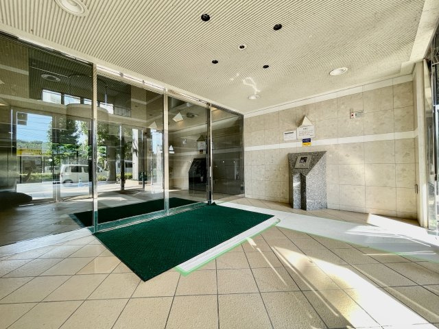 エバーライフ東平尾公園C棟のエントランス