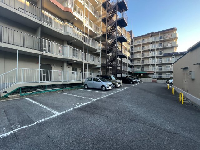 「梅小路京都西」駅徒歩１０分◆令和５年９月リフォーム完了◆収納充実３ＬＤＫ◆梅小路スカイハイツＢ棟の駐車場|駐車場