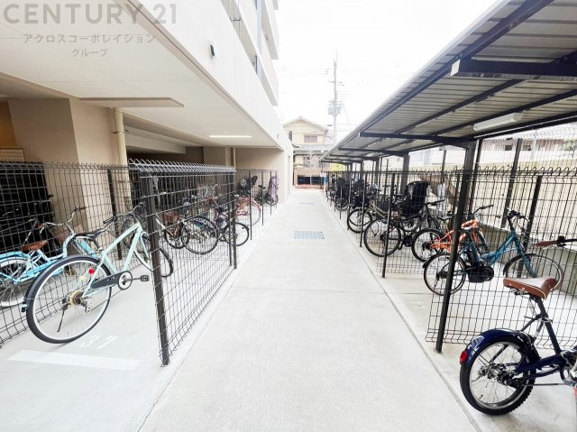 【自転車置場】
サイクルポートスペース：65区画、専用サイクルポートスペース：6区画となっております。最新の空き状況、費用に関してはお問合せください