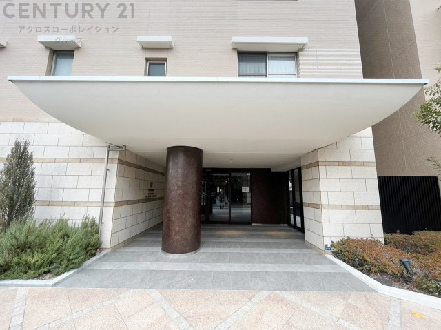 【マンション入り口】
マンション管理は晴耕雨耕株式会社による日勤管理体制のマンションです。