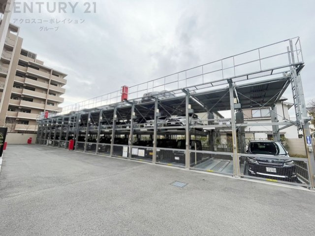 【駐車場】
駐車場 51台[屋外平面：3台、屋外機械式・ピット式・3段：41台、専用駐車スペース：6台、屋外平面（福祉対応）：1台］となっております。