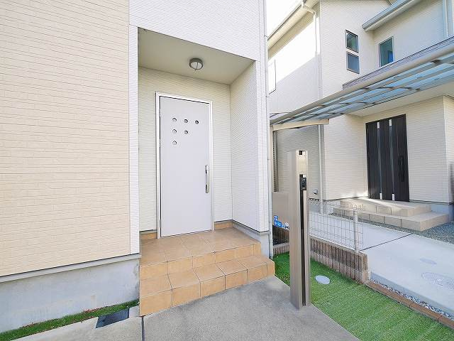 大安寺３丁目一戸建てのその他共用部分|玄関前はこのようになっております