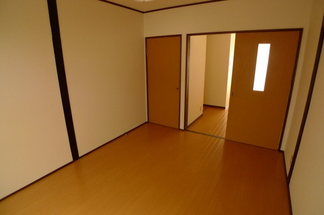 岡野アパートの洋室|スタンダードな洋室です