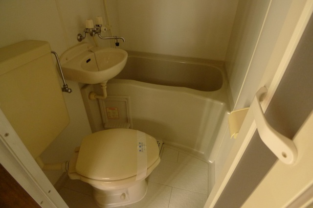 岡野アパートの浴室|日々の疲れを癒すお風呂付です