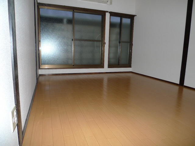 岡野アパートの洋室|広々とした洋室です