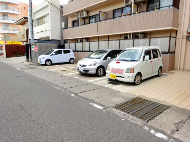 メゾン楠の駐車場