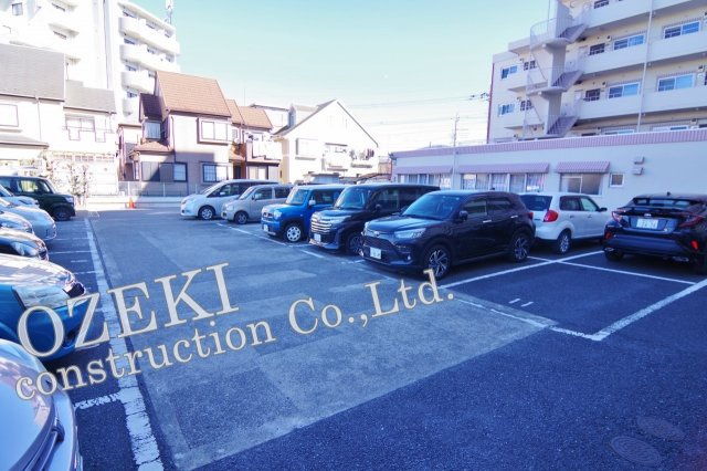 ワールドマンション越谷の駐車場