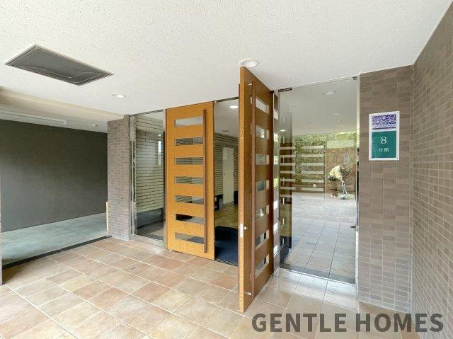 8号館のエントランス