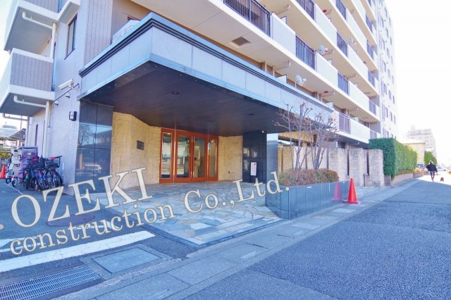 ウィズ新越谷　専用庭付きマンションのエントランス