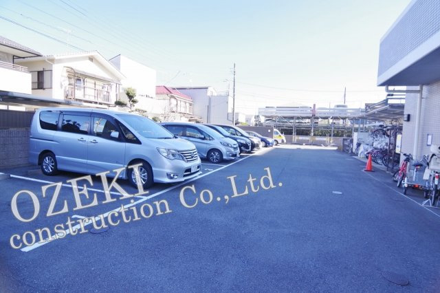 ウィズ新越谷　専用庭付きマンションの駐車場