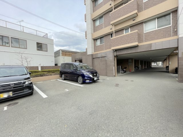 アルバクレスタ箱崎の駐車場