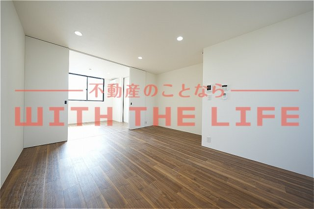 ザ・ライフ南薫プレミアガレージ【キャンペーン対象物件】の居間・リビング|こちらのリビングで趣味の時間をお楽しみください