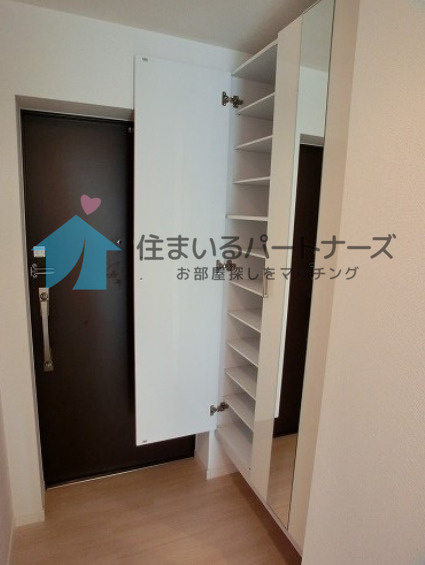 ヴィラ カメリアの玄関|収納もある玄関です