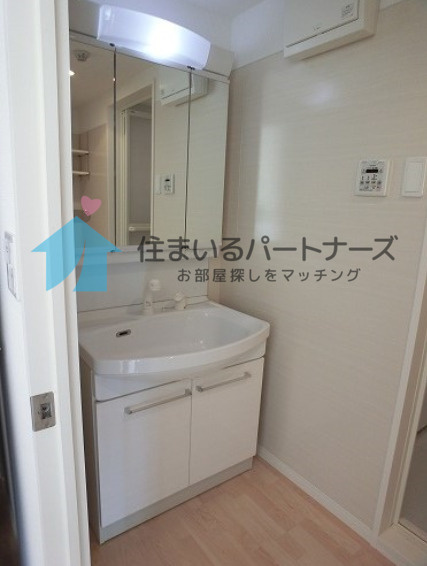 ヴィラ カメリアの洗面所|ゆったりとスペースのある洗面所