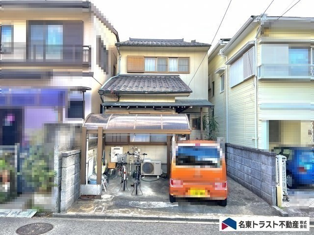 瑞穂区北原町二丁目戸建の外観|外観写真　前面道路幅員が約1.8ｍですがT字路に位置するため、車の駐車が可能です