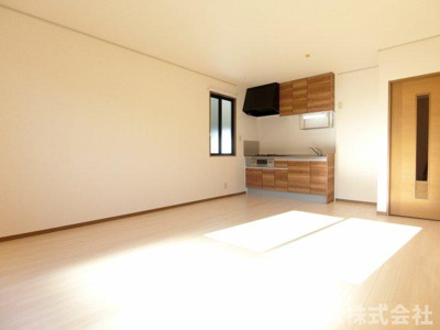 【居間・リビング】 | アルブルコリーヌⅡ | １１．５帖のＬＤＫ。角部屋で２面に窓があります。