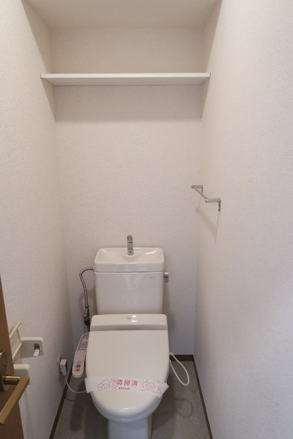 上部棚付き、温水洗浄便座付きのトイレです♪