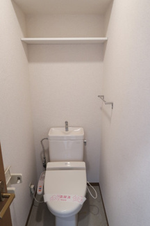 上部棚付き、温水洗浄便座付きのトイレです♪