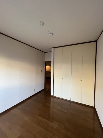 【洋室】 | ブルゴーニュ | 個人の部屋や寝室として使える洋室です