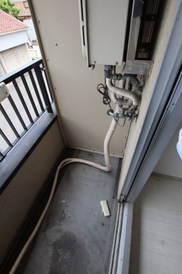 【設備】 | 栄町フラッツ | 室外洗濯機置場