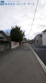 【前面道路含む現地写真】 | 前面道路は幅員約4.25ｍの公道。