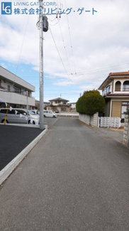 【前面道路含む現地写真】 | 交通量が少ない道路なので、駐車が苦手な方も落ち着いて停められます。