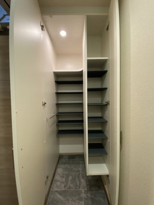 【展望】 | サンデリアーナⅠ【SHM】 | 玄関にはシューズクローゼット付き！間のスペースは飾り棚や小物置き場として活用できます♪お客様もスムーズにお出迎えできますね♪