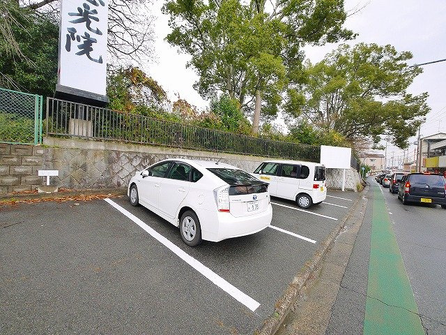 粕本ビルの駐車場|車をお持ちの方に嬉しい駐車場付きの物件です