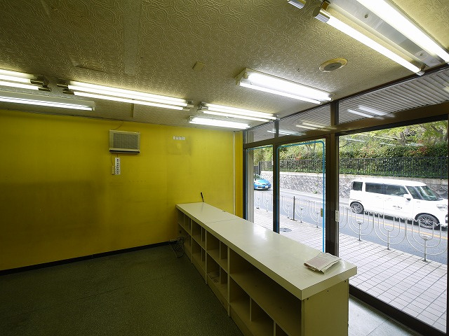 粕本ビルの内装|明るい色調の室内です