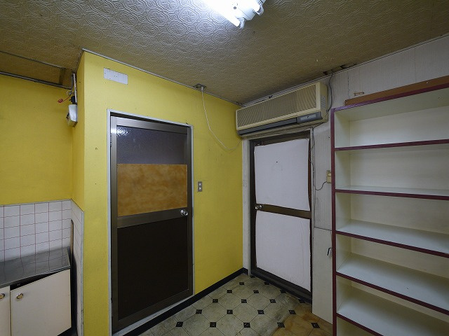 粕本ビルの内装|明るい室内です