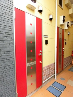 【その他共用部分】 | 共用廊下です♪雨に濡れずにお部屋に入ることができ、荷物が多い日も便利ですね☆