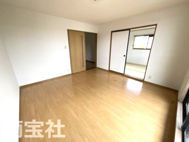 【内装】 | 洋間８畳☆ひろびろしてます