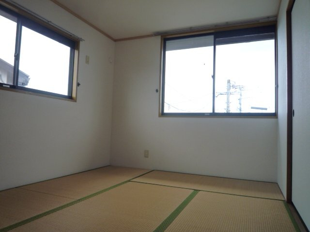 【和室】 | ２面採光の和室。収納もあります